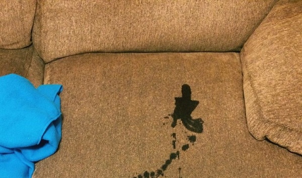Vết mực cứng đầu bám chắc trên bề mặt ghế sofa nỉ