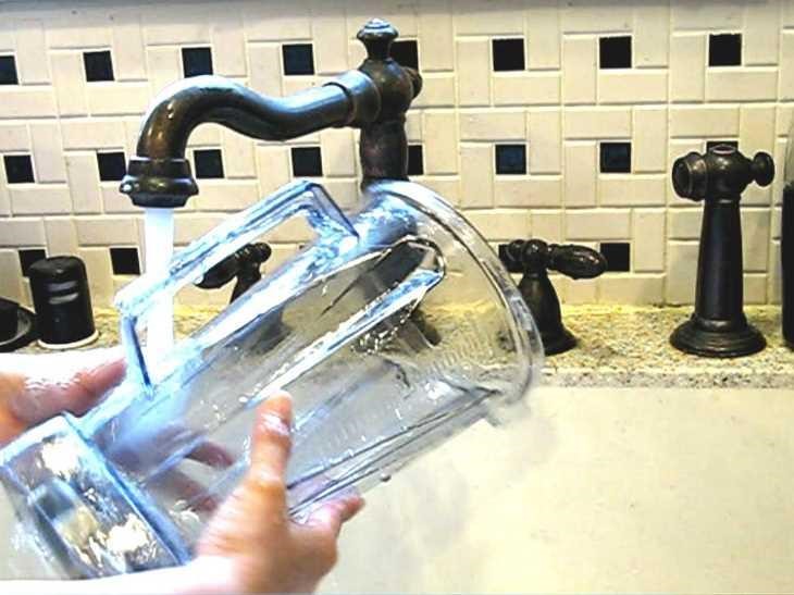 Rửa máy xay bằng nước và dầu rửa chén